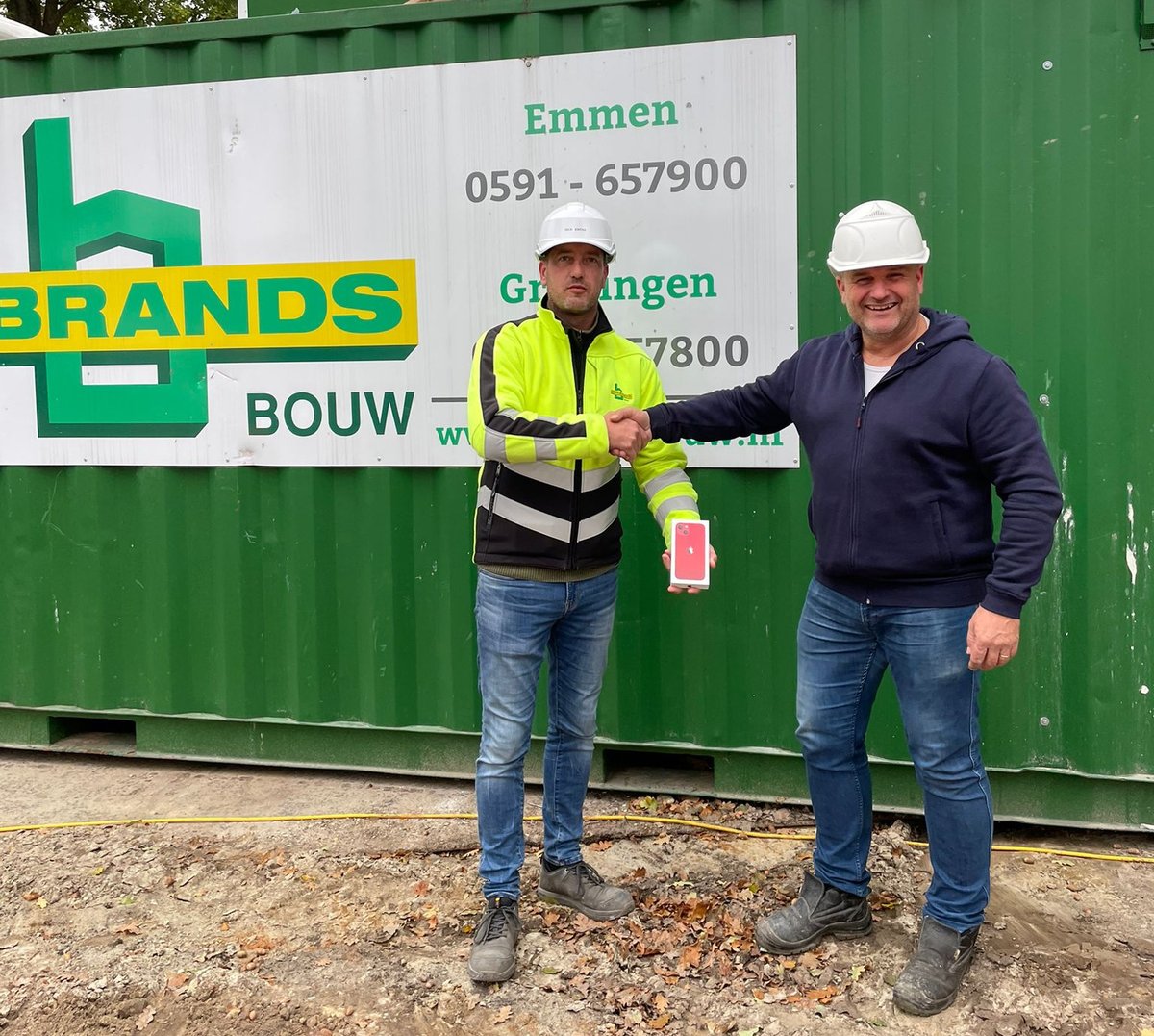 De laatste te winnen iPhone 13 is vandaag door Robert Nijland, bouwkundig adviseur bij CPG Nederland, uitgereikt aan Rick.Eikens van Brands Bouw B.V. uit Emmen   
🎊Gefeliciteerd Rick! \🎊  

#70jaarillbruck #winmetillbruck #illbruck  #leukstebedrijfvanNederland