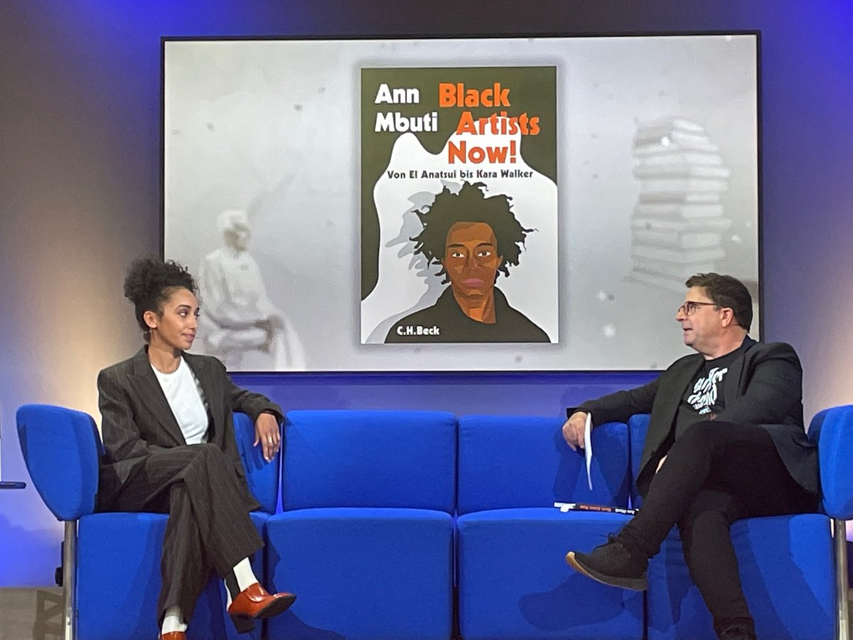 Book_Fair's tweet photo. Live auf dem Blauen Sofa: die Schriftstellerin und Kulturjournalistin Ann Mbuti über ihr „Buch Black Artists Now! Von El Anatsui bis Kara Walker“. Sie spricht über aktuelle Diversitätsprozesse und was es bedeutet, schwarze Künstler*in zu sein. #fbm22 https://t.co/kbOpVQ2nFF