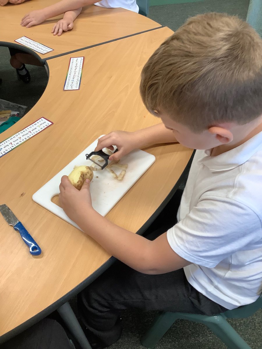 Lakeside_school's tweet photo. Year 3/4 GE have been using their cutting, grating and peeling skills to prepare the vegetables for our Stone Age stew. @DTassoc #dtskills #skillsforlife https://t.co/gYkRcolFjA
