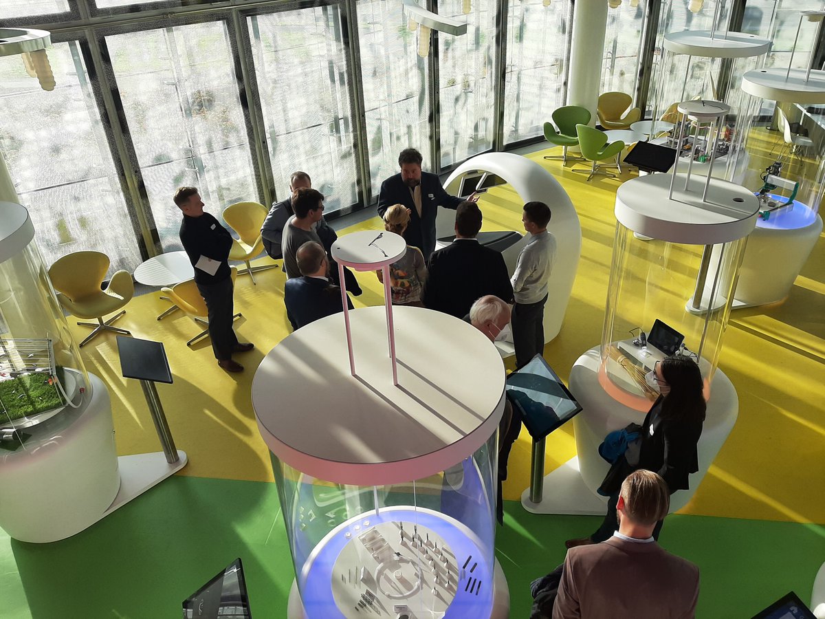 innohub13's tweet photo. Beim heutigen #InnoMix in der #ScienceGallery der @BTU_CS ist die Medizin der Zukunft (#SmartMedicine) das zentrale Thema. Interessierte aus Wirtschaft + Wissenschaft diskutieren + vernetzen sich + bringen neue Impulse.
Weitere Infos https://t.co/RCmYQZmUKj
#InnovativeHochschule https://t.co/joYiH0XD8T