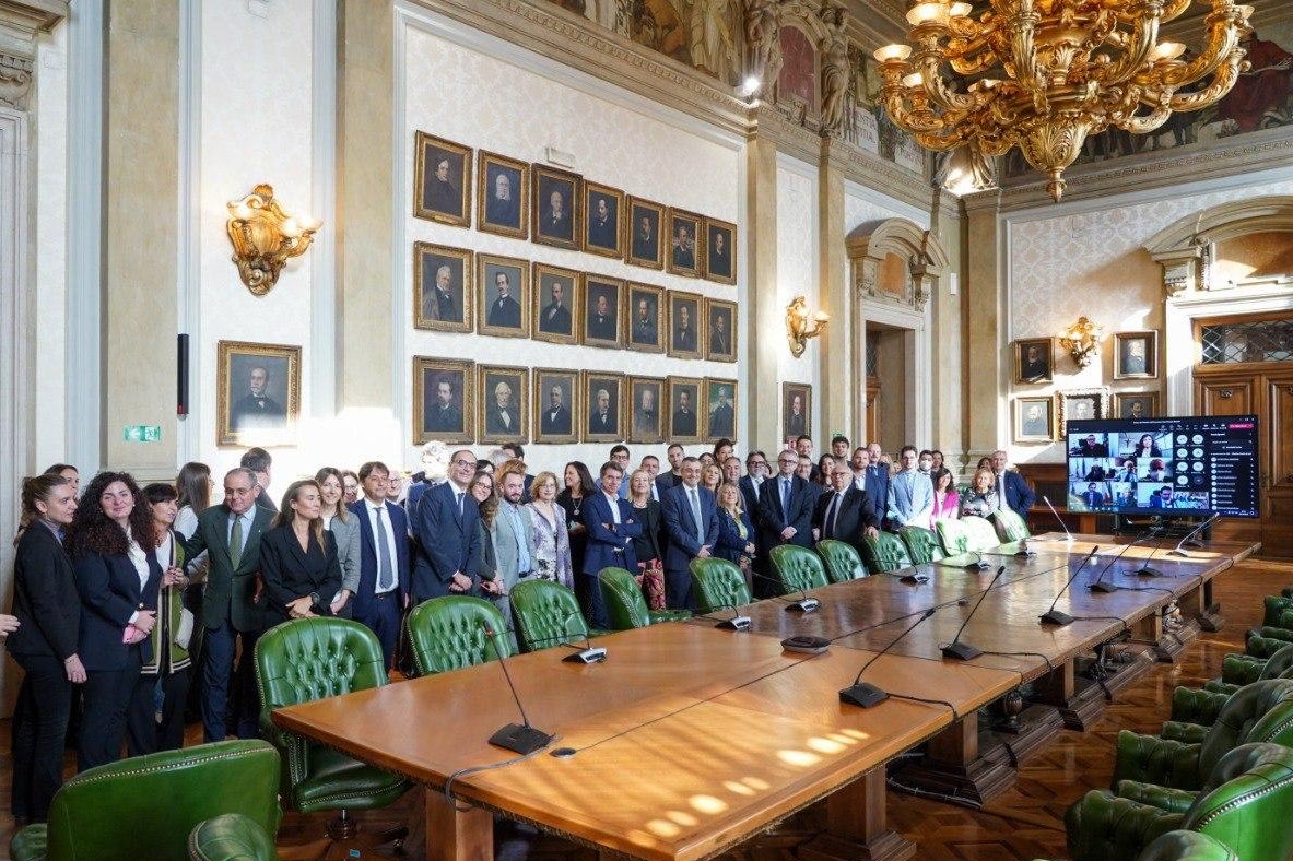 Grazie a tutte e tutti per il cammino fatto insieme in questi mesi. Sono felice e onorato di essere stato il vostro Ministro dell'Istruzione e di aver lavorato con voi per una #scuola aperta, inclusiva e affettuosa.

Il mio messaggio ▶ facebook.com/ProfPBianchi/v…