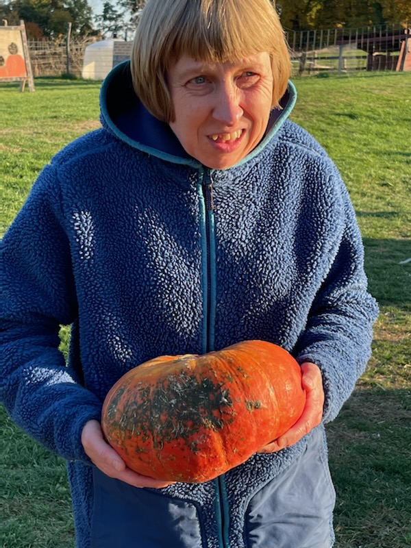 GreystonePrgrms's tweet photo. Is it really fall in the Hudson Valley without an annual trip to your local pumpkin patch? 🍂🍃🍎🎃
Here are some of the women from our Dancing Bear residence enjoying so pumpkin/apple picking fun.
#fallinthehudsonvalley #greystoneprograms #hudsonvalleyny #pumpkinpicking https://t.co/LmD0i0oY8w