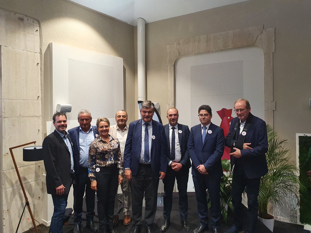 Ubitransport's tweet photo. #CoeurDeVille | SEMA71, @MB_Agglo et Ubitransport ont #inauguré l'immeuble Gambetta @VilleDeMacon en présence de l'écosystème local.

🐓Nouveau siège social d'Ubitransport, qui occupe les 1er et 2ème étages, ce tiers-lieu a vocation à devenir un lieu totem de la @FrenchTechBFC. https://t.co/j4n9GFRHYF