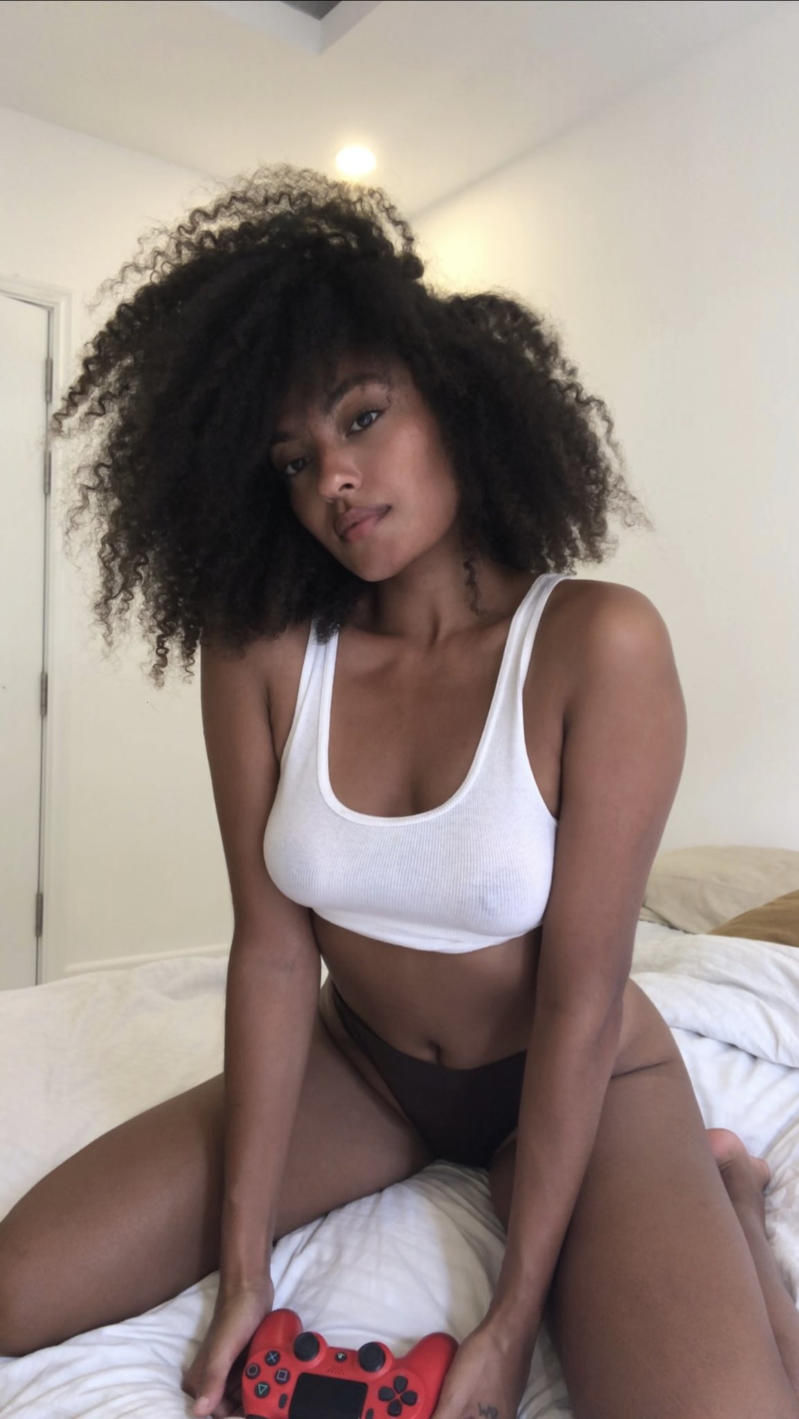 Itsmenaomi on Twitter: "Me or PS5 ? 🎮 https://t.co/P4EcYFXSsD" / Twitter