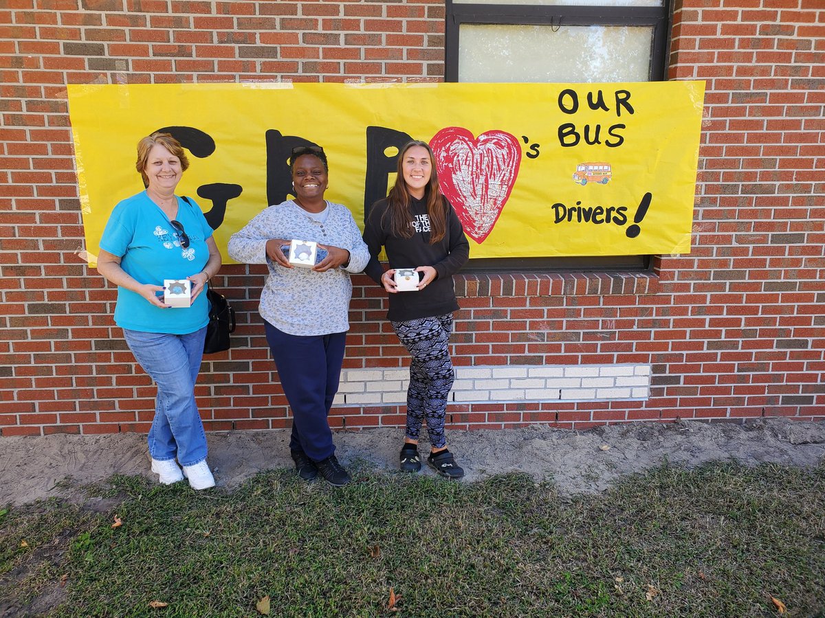 GRPChesapeake's tweet photo. Nothing bundt the best for our bus drivers! We so appreciate your dedication! @cpsyellowbus
#bestbeardever
#bestbusdriversever https://t.co/rM4fHfudec