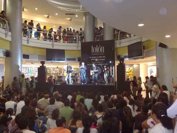 Venezuela nunca ha sido un país normal pero al menos se hacían conciertos sorpresa en centros comerciales, como este de @MundoGaelica en el <a href="/tolon_FM/">Tolón</a>