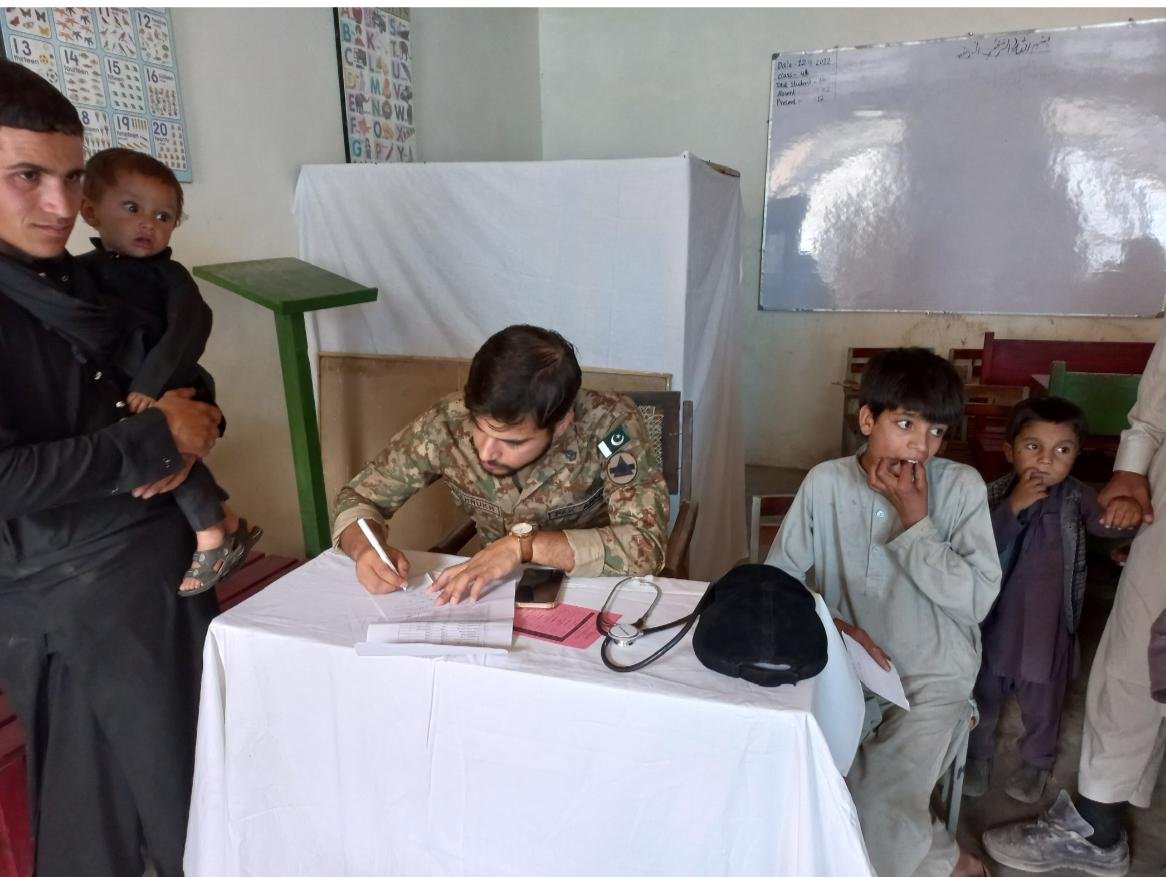 factcheckkpgovt's tweet photo. 1/
22 male & female doctors that included Neuro, Gynae, Peads, Gastro, Medical & Skin specialists treated patients. Civil & military medics also joined the camp.
#FloodsInPakistan
#PakArmyReliefEfforts https://t.co/vAMJ8mUkPP