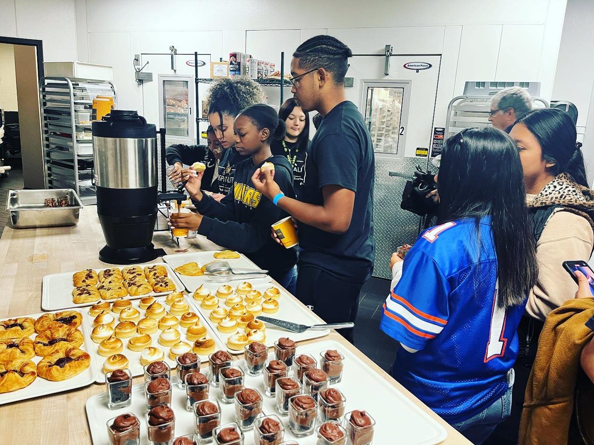 FMMSHS's tweet photo. Our Culinary Arts Academy visited @streamsong Resort today to get a “behind the scenes” look at this beautiful resort and its restaurants! 🍽️ @FMMSHS_CTE https://t.co/TAjwCTw5lR