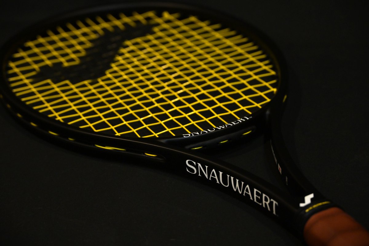 tennis365's tweet photo. 🎾10月21日解禁🎾
🇯🇵日本限定300本、🇧🇪スノワートのこだわりが詰まった黒塗りラケット「Hi-Ten pro 98 Japan Limited」の全貌公開！
▼▼▼▼▼▼
https://t.co/RzQQdoYaei

#テニス #テニスラケット #スノワート #snauwaert #Tennis #テニス365 https://t.co/G2PDcynr3h