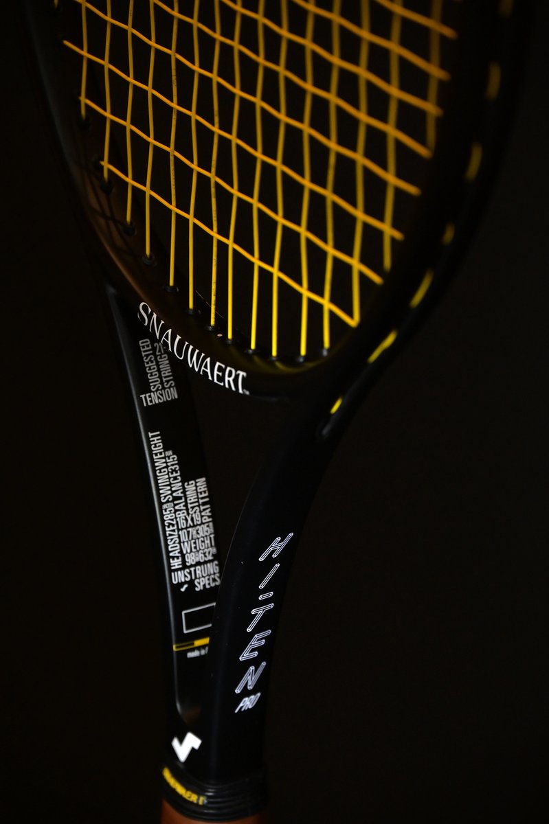 tennis365's tweet photo. 🎾10月21日解禁🎾
🇯🇵日本限定300本、🇧🇪スノワートのこだわりが詰まった黒塗りラケット「Hi-Ten pro 98 Japan Limited」の全貌公開！
▼▼▼▼▼▼
https://t.co/RzQQdoYaei

#テニス #テニスラケット #スノワート #snauwaert #Tennis #テニス365 https://t.co/G2PDcynr3h