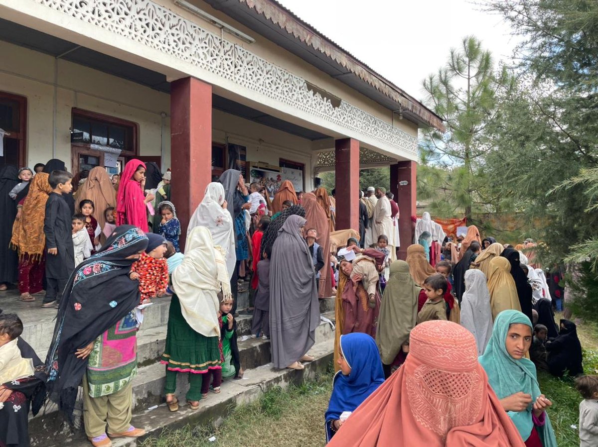 factcheckkpgovt's tweet photo. 2/
1300 - 1500 locals, mostly female patients were checked and given free medicines. Medicines were mostly donated & purchased from market.
#FloodsInPakistan
#PakArmyReliefEfforts https://t.co/KGULSnlGUR