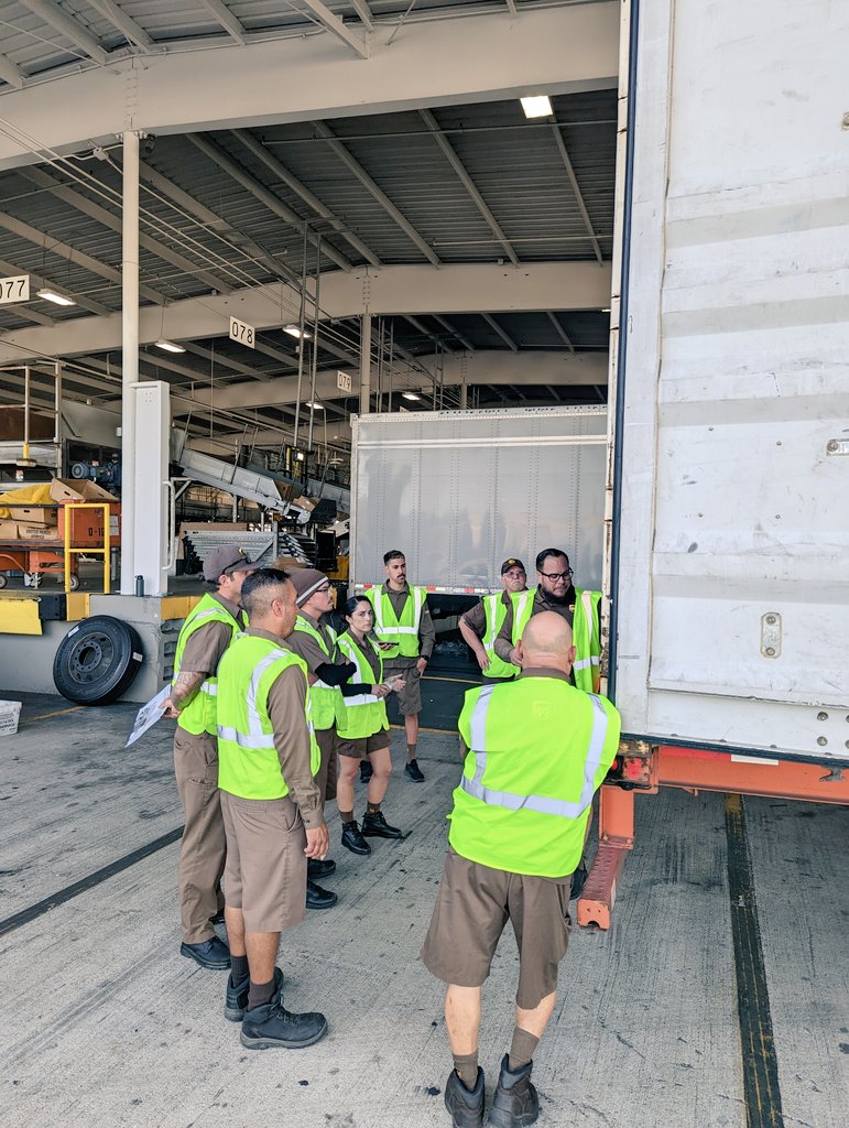 Brownsox1's tweet photo. Sharing the knowledge & value of safety!! Welcome to the @ups feeder family!! #ddst #safetyhuddle #feeder #prodrivers #bestinthebusiness https://t.co/AFJPFKxqA1