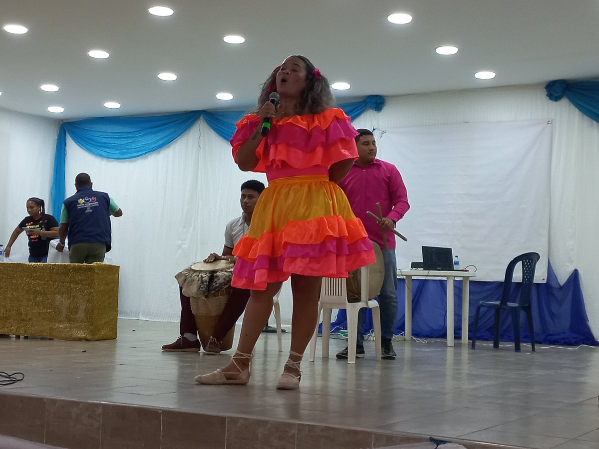 blisneida tweet media