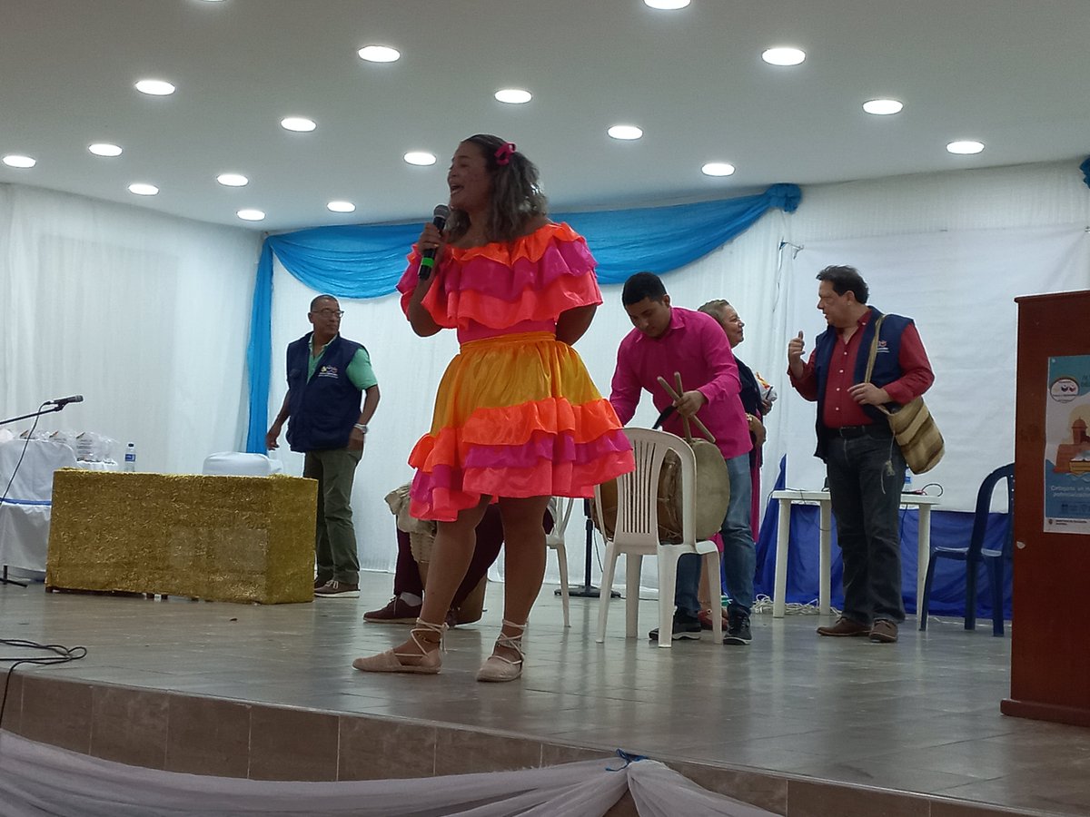 blisneida tweet media