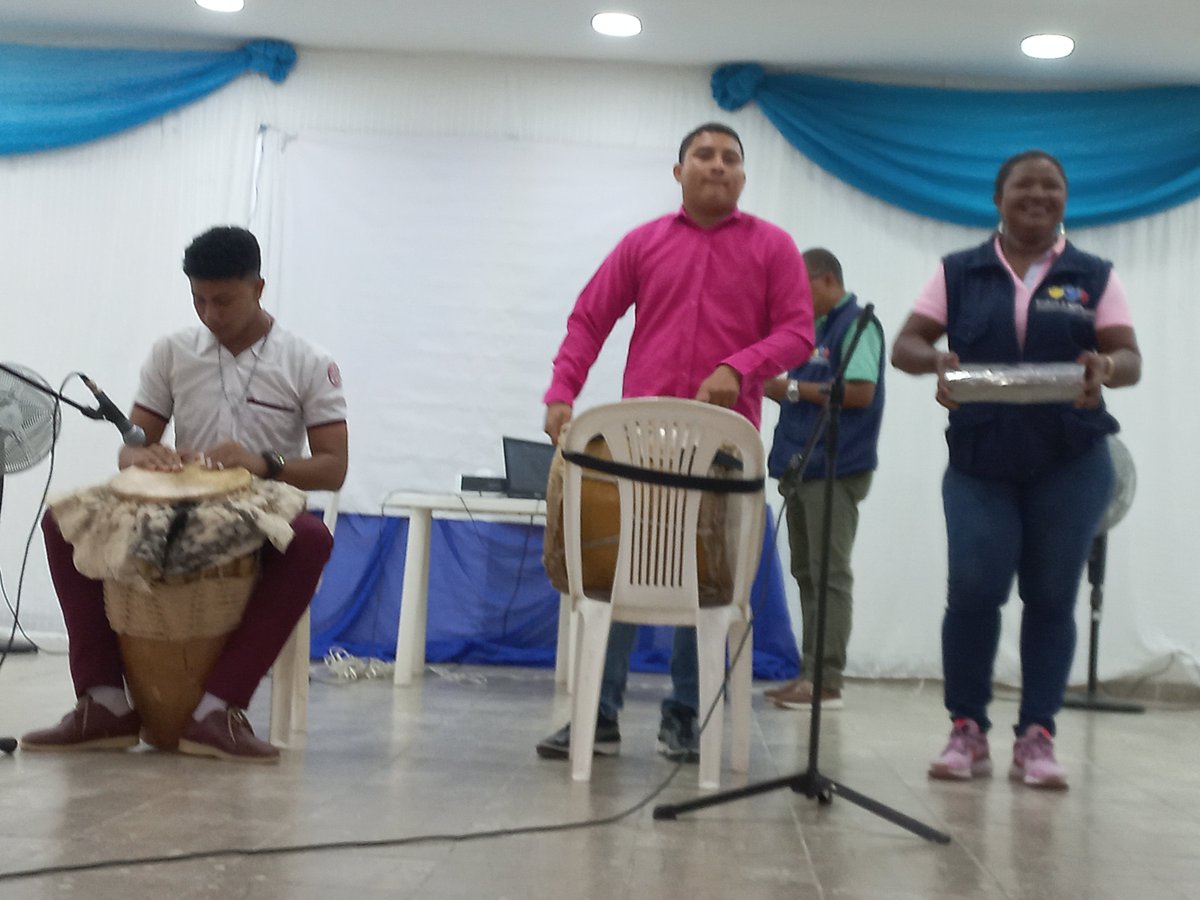 blisneida tweet media