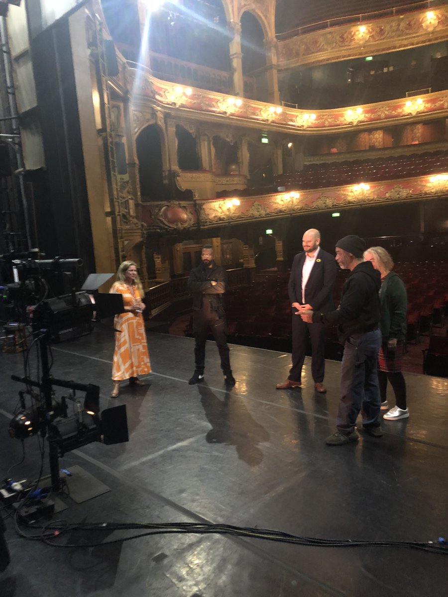 📢Earlier @mayorofhackney visited @HackneyEmpire to check out the LED replacement programme offering savings, reducing energy consumption, & increasing visitor numbers to this cherished theatre🎭🎤 👉Project made possible by Council's #Hackney Central Plan: Impact & Ideas Fund