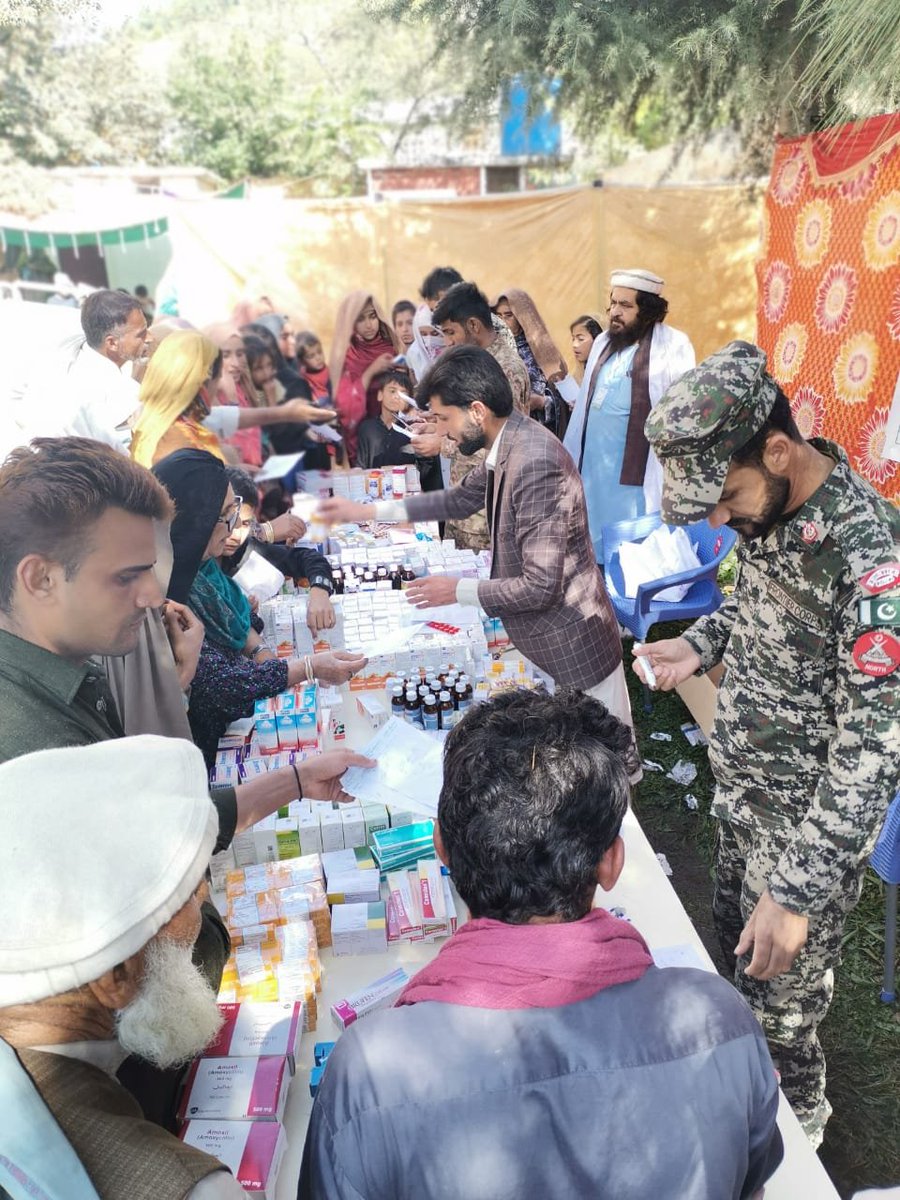 factcheckkpgovt's tweet photo. 2/
1300 - 1500 locals, mostly female patients were checked and given free medicines. Medicines were mostly donated & purchased from market.
#FloodsInPakistan
#PakArmyReliefEfforts https://t.co/KGULSnlGUR