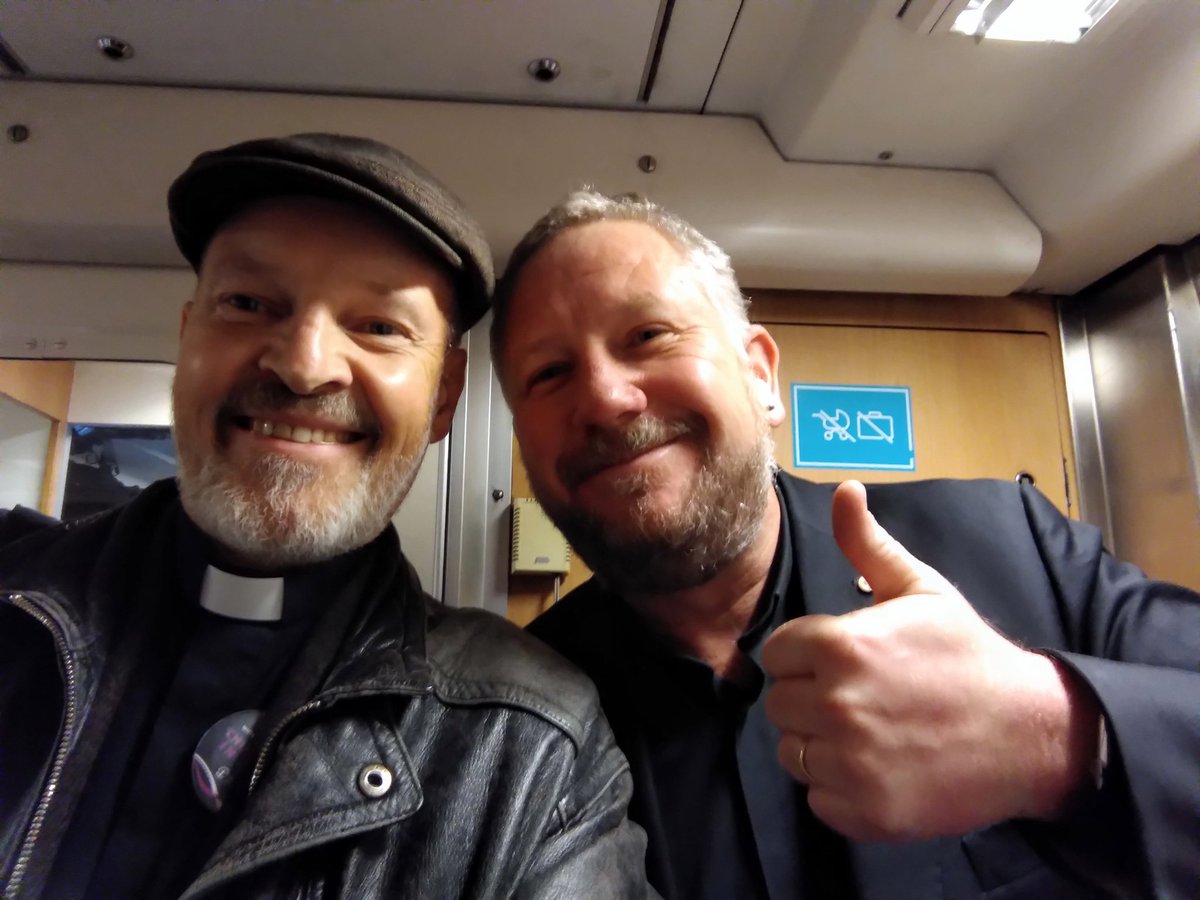 Så gott att möta <a href="/kyrkLasse/">Lasse Svensson</a> på min resa från Ystad till Aneby. Jag fick god hjälp att lyfta av min tunga kärra med traktater. Sådant är kolportörens liv. Till helgen blir det ekumenisk bibelhelg i Hjo. #SvenskaBibelsällskapet #Bibeln