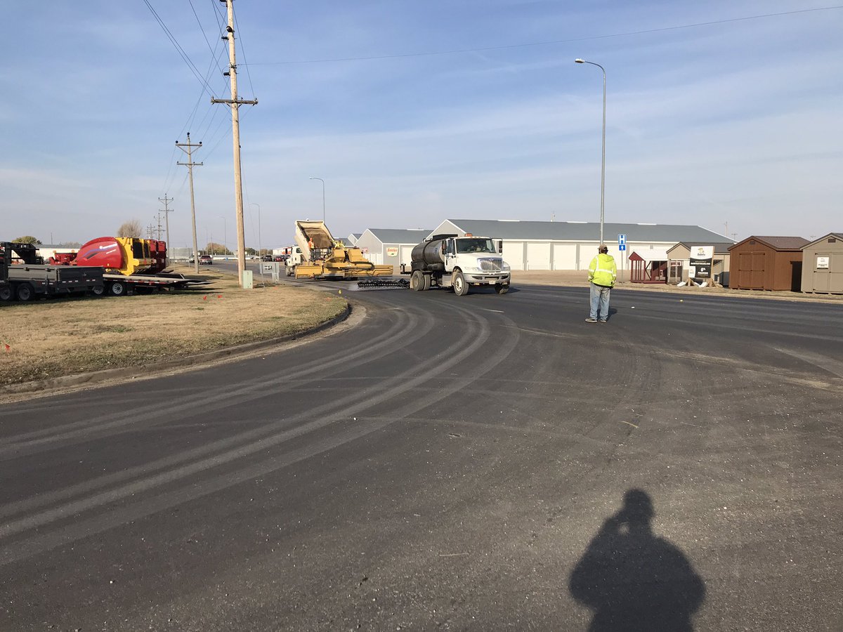 mobarea335t's tweet photo. Starting flush seal on Highway 12 East bound #SDDOT #SD511 
Loose rock and fresh oil today https://t.co/ukS9CdFX39
