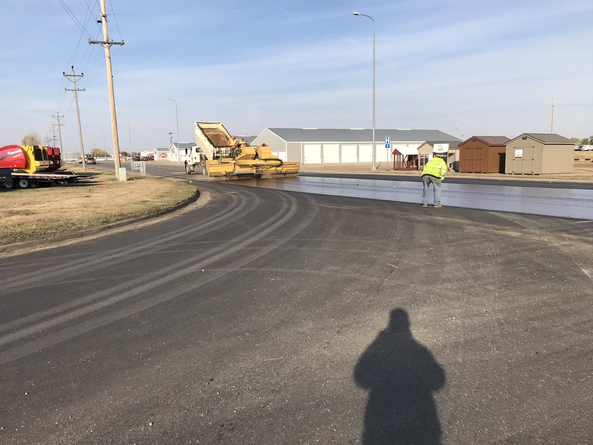 mobarea335t's tweet photo. Starting flush seal on Highway 12 East bound #SDDOT #SD511 
Loose rock and fresh oil today https://t.co/ukS9CdFX39
