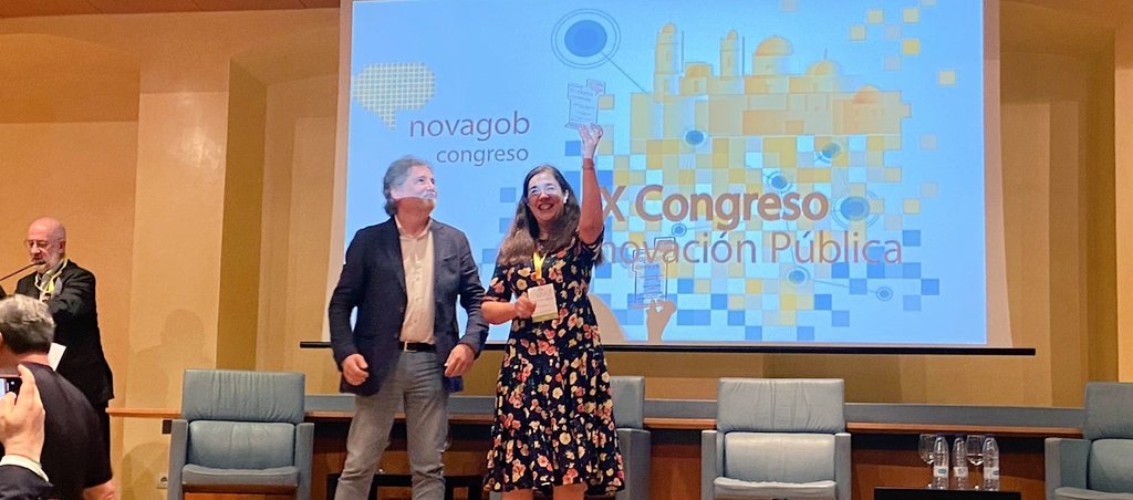 #Novagob2022

Ceremonia de entrega de los #PremiosNovagob 2022

🏆 Premio Excelencia Novagob a título póstumo para <a href="/andrespastor/">Andres Pastor</a>

Lo recoge <a href="/mcctwit/">mcc</a> en representación de su familia y de sus compañeros de <a href="/_ASTIC/">Asociación TIC AAPP</a>

Entrega <a href="/dequisan/">Demetrio Quirós ۞</a> de <a href="/Cadiz_es/">Ayuntamiento de Cádiz</a>

Nuestro abrazo para su familia