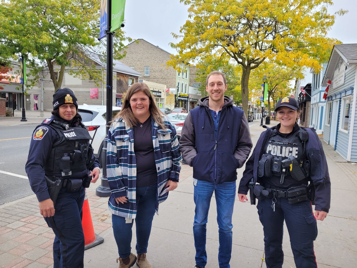 CobourgPolice's tweet photo. Spotted downtown #cobourg 
#cobourgpoliceservice Sgt MacDonald &amp; Cst Hilts, with @NorHillsHosp Mental Health team members Morgan &amp; Cole, conducting meaningful engagement and outreach with businesses &amp; residents as part of the Homelessness Addiction Response Project (HARP). https://t.co/X9X65MJceu