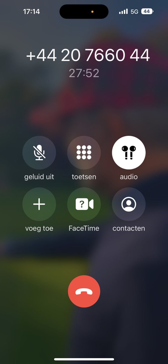 DaanVisser's tweet photo. What a poor service. You buy a pair of inferior shoes from @Nike. You twitter @NikeService and got sent from VS to Eurpe to VS without any solution https://t.co/lVht3dQVUZ