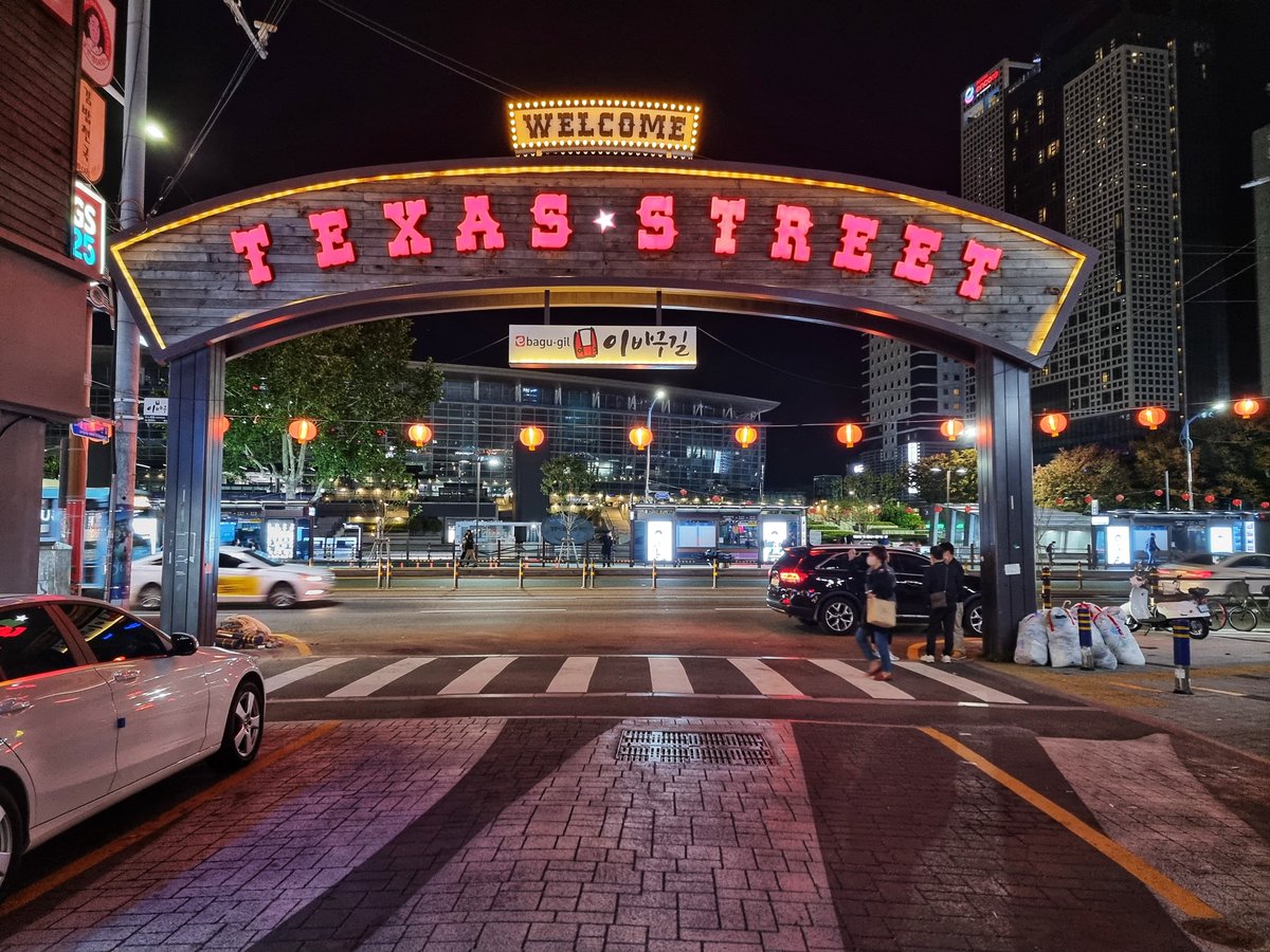 IamCalmy's tweet photo. Day 2
Having fried fish in dinner and Walking around to explore.....
Construction underway for #WorldExpo2030
A theme street #TexasStreet
Beautiful pedestrian #Bridge
#KSCE2022 #KSCE_CIVIL_EXPO #Busan #MobilePhotography #NaturePhotography https://t.co/orC08JCyxh