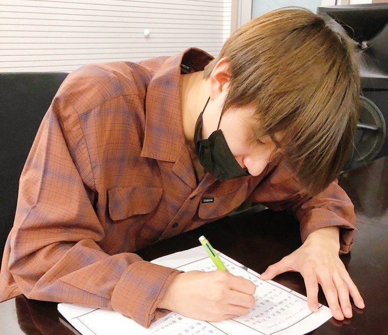The_Twory's tweet photo. 옷 오래 입도록 관리하는거 생각보다 어려움..
계절에 맞게 입었다가 안 입을때는 세탁하고 옷걸이에 걸어놓거나 깔끔하게 접어서 넣어둬야됨..
멋지다... https://t.co/EZHOfafkIA