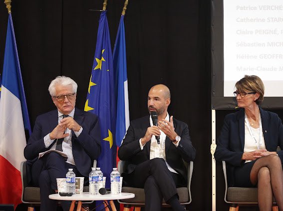 michelsebastien's tweet image. Passionnants échanges avec les collègues maires de l’@l_amf du Rhône et de la métropole hier lors de notre congrès annuel autour de @pascalperrinea1 et de notre présidente Claire Peigné : + de décentralisation - de normes et + de subsidiarité pour réussir nos territoires !