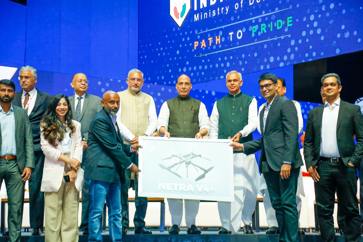 SpokespersonMoD's tweet image. Biggest-ever defence exhibition – #DefExpo2022 – witnessed 451 MoUs, ToT agreements &amp;amp; product launches during Bandhan ceremony today. Envisaged investment worth Rs 1.5 lakh crore. #PathToPride (1/2)
Read for more: pib.gov.in/PressReleasePa…