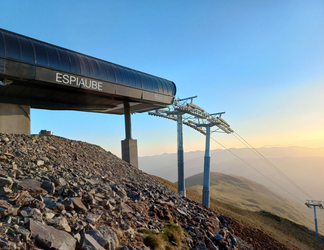 La plus grande station des #Pyrénées françaises, se transforme ! Et oui, à <a href="/SaintLaryAlti/">Station de ski de Saint-Lary - Altiservice⛷🏂</a>, la nouvelle gare de la #télécabine d’Espiaube est sortie de terre ! ✨

A bord, survolez la vallée d'Espiaube et (re)découvrez les paysages de #SaintLary ! 🤩