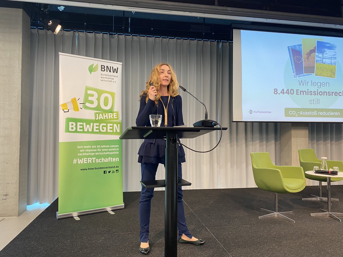 Ein guter Pitch braucht einen klaren #Call2Action 👉 "Je mehr wir gemeinsam rauskaufen, desto schneller erreichen wir unsere Klimaziele!" sagt @RuthHeusinger von <a href="/ForTomorrow2040/">ForTomorrow</a> 🌱👏 #emissionsrechte