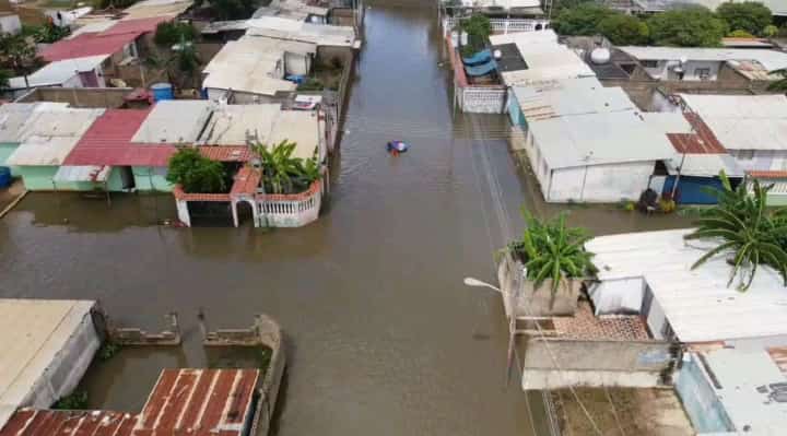 esteninf's tweet photo. #URGENTE Clarines bajo el agua. Desde hace 15 días las comunidades Cruz de Belén y El Esfuerzo permanecen inundados, luego del desbordamiento del Río Unare. Piden ayuda urgente #20oct https://t.co/dodVMy6wvO