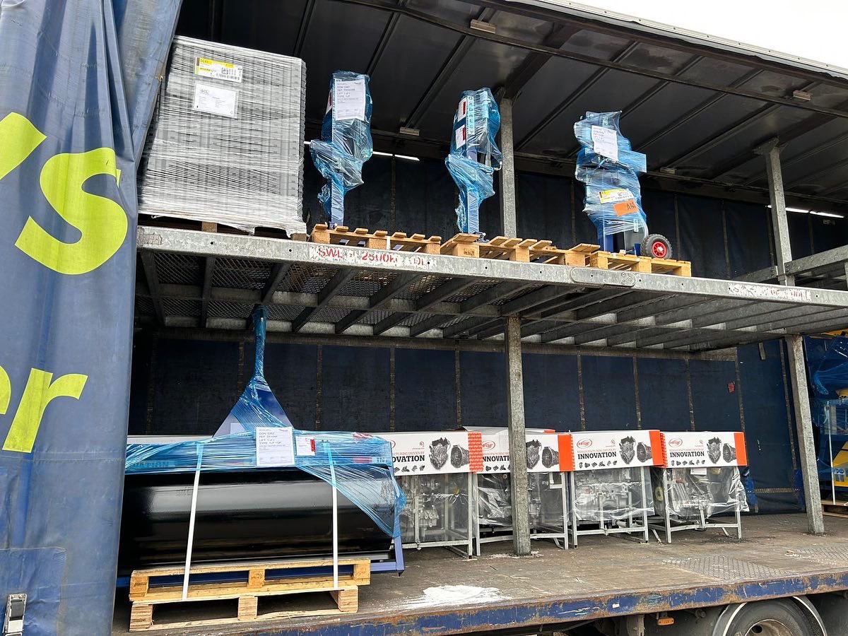 oxdaleproducts's tweet photo. A busy few days at Oxdale Products - getting all the log splitters out to customers in time for winter🪵☃️
#logsplitters #logburner #log #oxdaleproducts #se400 #petrollogsplitter #GX200engine #forestry #logging #delivery #busy https://t.co/z03OpfACQ0