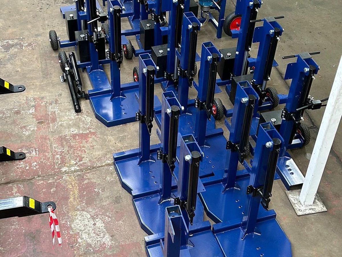 oxdaleproducts's tweet photo. A busy few days at Oxdale Products - getting all the log splitters out to customers in time for winter🪵☃️
#logsplitters #logburner #log #oxdaleproducts #se400 #petrollogsplitter #GX200engine #forestry #logging #delivery #busy https://t.co/z03OpfACQ0