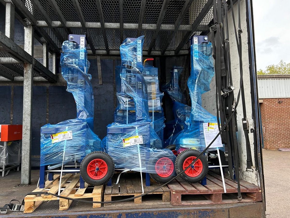 oxdaleproducts's tweet photo. A busy few days at Oxdale Products - getting all the log splitters out to customers in time for winter🪵☃️
#logsplitters #logburner #log #oxdaleproducts #se400 #petrollogsplitter #GX200engine #forestry #logging #delivery #busy https://t.co/z03OpfACQ0