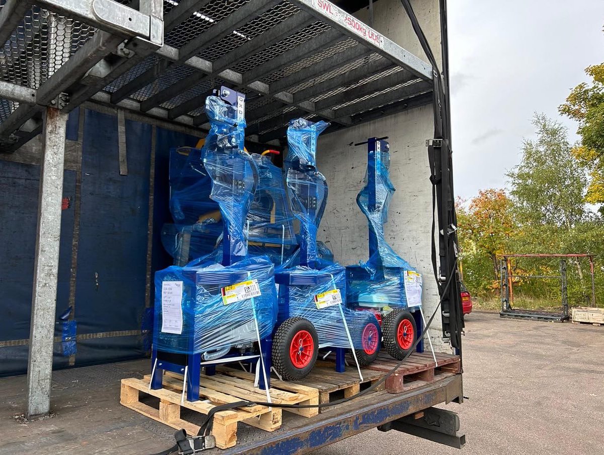 oxdaleproducts's tweet photo. A busy few days at Oxdale Products - getting all the log splitters out to customers in time for winter🪵☃️
#logsplitters #logburner #log #oxdaleproducts #se400 #petrollogsplitter #GX200engine #forestry #logging #delivery #busy https://t.co/z03OpfACQ0