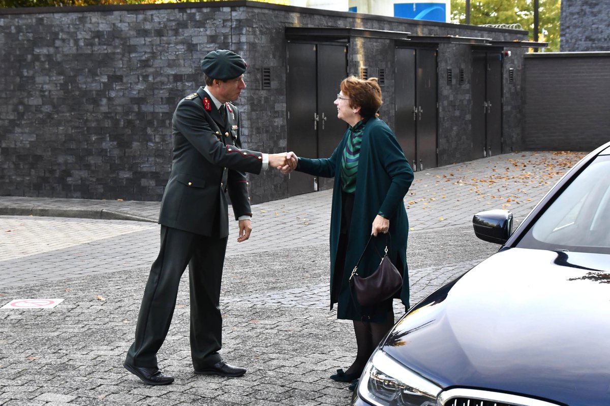 UMCUtrecht's tweet photo. Gisteren bezocht Secretaris-generaal van @Defensie  Gea van Craaikamp het Centraal Militair Hospitaal en het #Calamiteitenhospitaal in het @UMCUtrecht. We spraken over de waardevolle samenwerking nu, maar ook over hoe we deze willen uitbouwen: https://t.co/60dah7gaEC https://t.co/esJV76Pdln