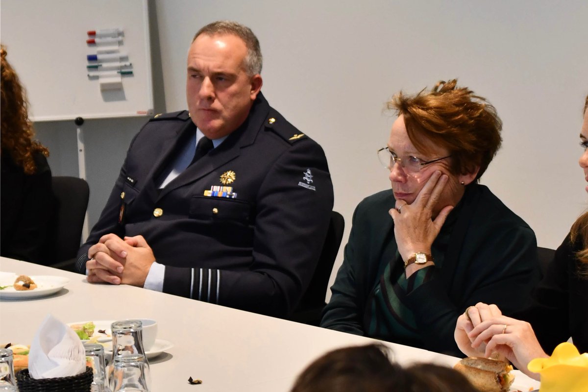 UMCUtrecht's tweet photo. Gisteren bezocht Secretaris-generaal van @Defensie  Gea van Craaikamp het Centraal Militair Hospitaal en het #Calamiteitenhospitaal in het @UMCUtrecht. We spraken over de waardevolle samenwerking nu, maar ook over hoe we deze willen uitbouwen: https://t.co/60dah7gaEC https://t.co/esJV76Pdln