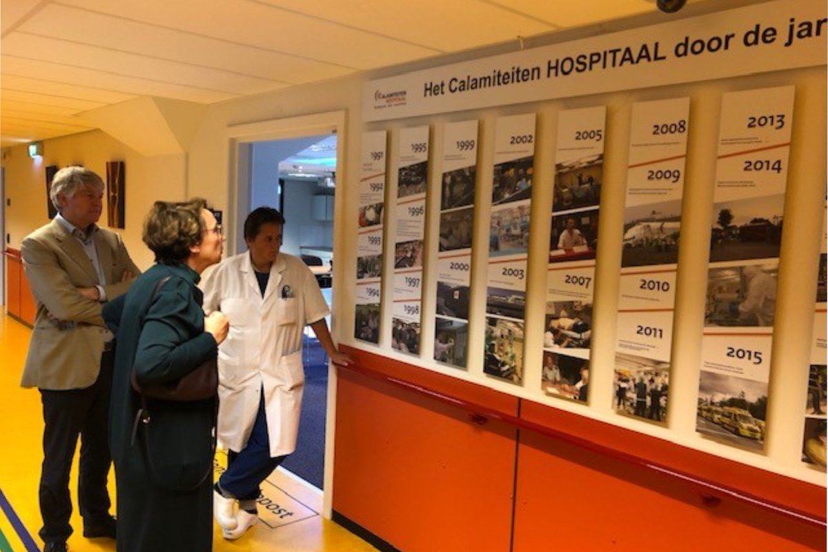 UMCUtrecht's tweet photo. Gisteren bezocht Secretaris-generaal van @Defensie  Gea van Craaikamp het Centraal Militair Hospitaal en het #Calamiteitenhospitaal in het @UMCUtrecht. We spraken over de waardevolle samenwerking nu, maar ook over hoe we deze willen uitbouwen: https://t.co/60dah7gaEC https://t.co/esJV76Pdln