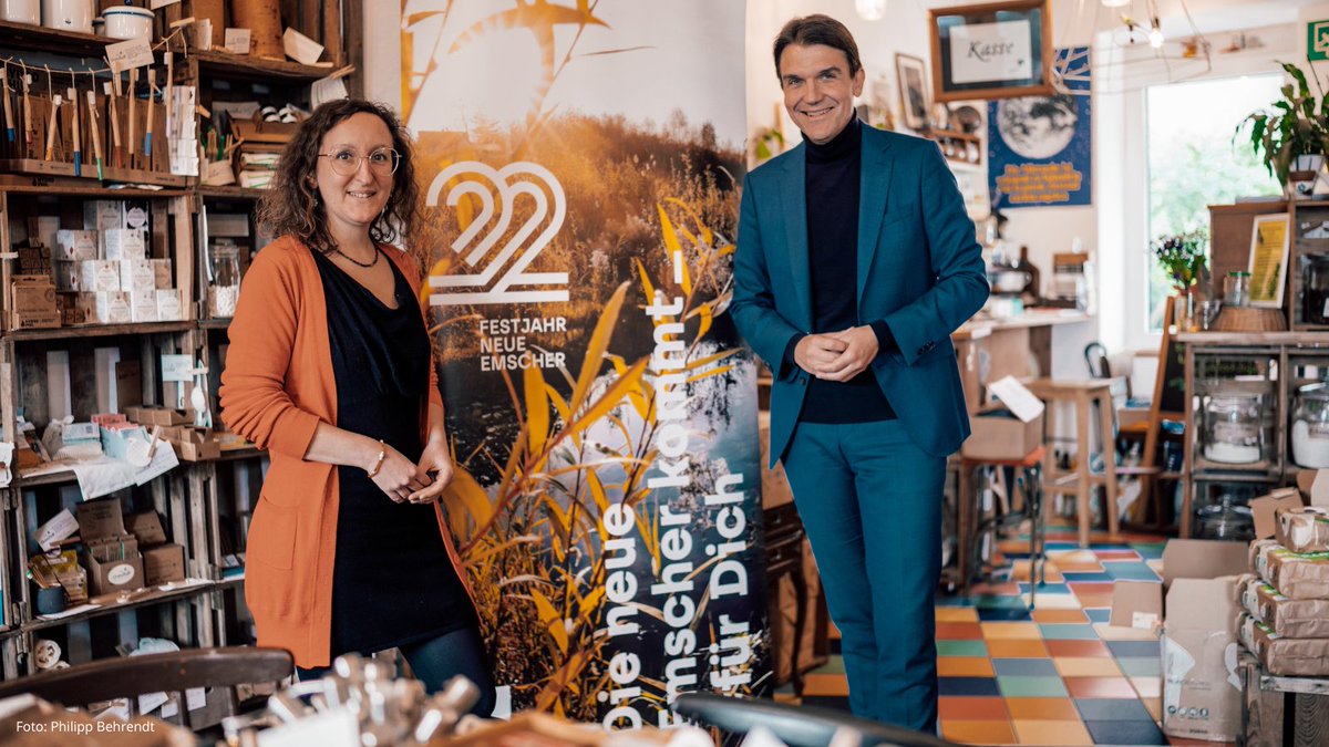 EGLVde's tweet photo. Wie bewegt man Menschen zu mehr #Nachhaltigkeit? Darüber spricht unser Chef @uli_paetzel in der aktuellen Folge des #EGLV-Podcasts #RedeFluss – gemeinsam mit Helena Mohr, Gründerin der plastikfreien Drogerie @VGrunstadt in Essen. Zum #Podcast: https://t.co/GS18k0lRnF https://t.co/y87fJJvoDL