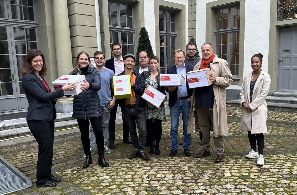 Eingereicht! Das Referendum gegen das Personalreglement der Stadt Bern steht und kommt vors Berner Volk.
Mit dabei <a href="/EigenmannSibyl/">Sibyl Eigenmann</a> &amp; <a href="/ClaudioRighett5/">Claudio Righetti</a> 
#PersonalreglementNEIN