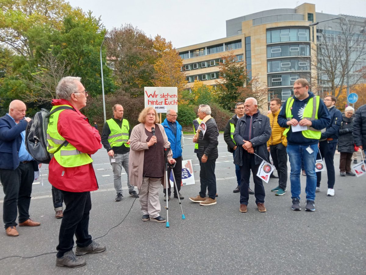 DominikePauli's tweet photo. #binding  Standort soll geschlossen werden. KollegInnen wehren sich. Wir unterstützen. #Solidarität  #bindingbleibtinfrankfurt https://t.co/20WzhkT9J3