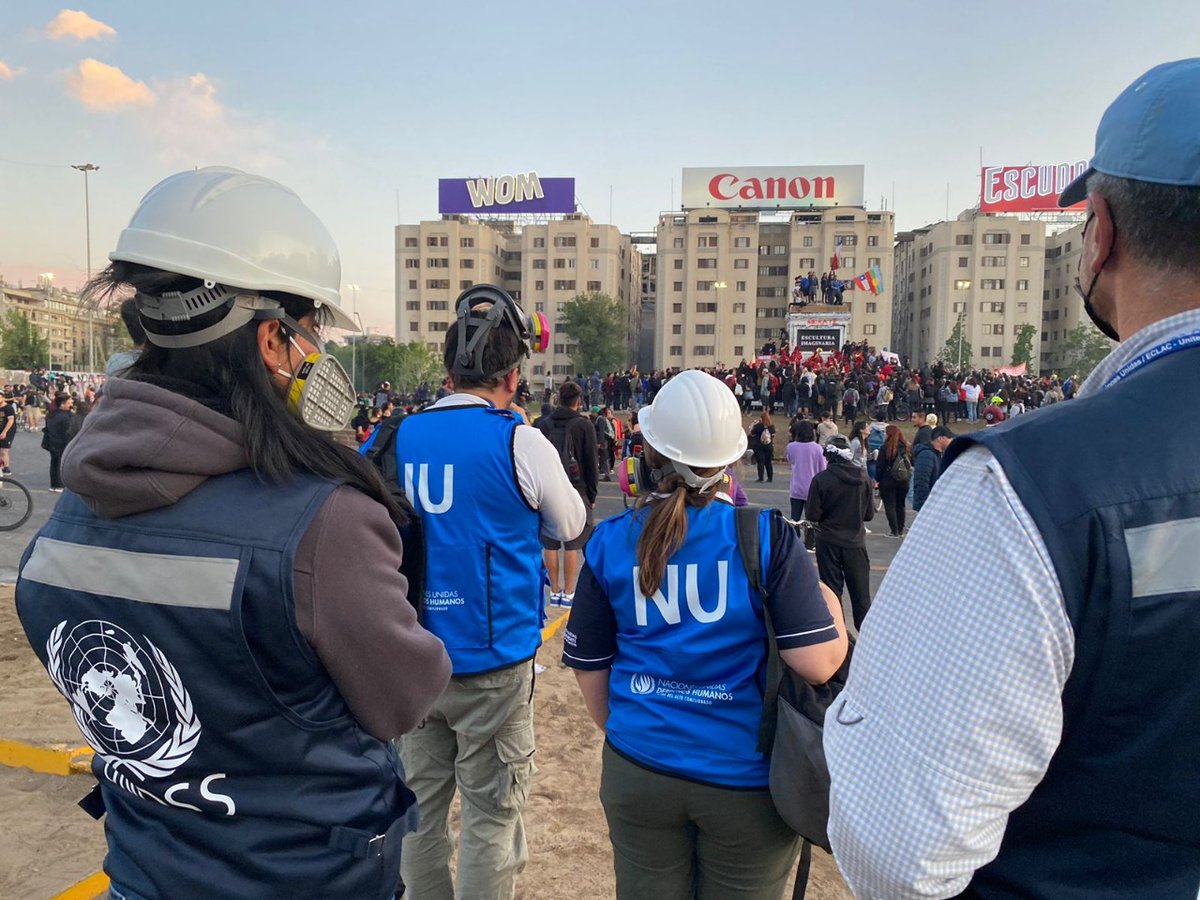 #Chile🇨🇱 Un equipo de @ONU_derechos se desplegó este martes en el centro de Santiago, para observar manifestaciones ocurridas en el marco de un nuevo #18DeOctubre #18Oct. ℹ️ Detalles: acnudh.org/18-de-octubre-… #DefiendeLosDerechosHumanos @UNHumanRights @NoticiasONU