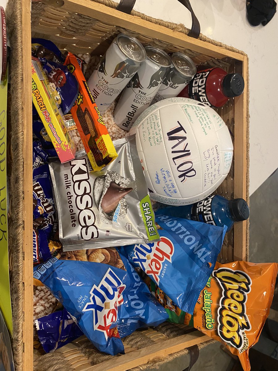 RobinBParker's tweet photo. Taylor Shane woke up to a fun surprise this morning from her friends and sister! #LetsGo #MissionRepeat #TakeTheTowel https://t.co/mgBz9oWJlR