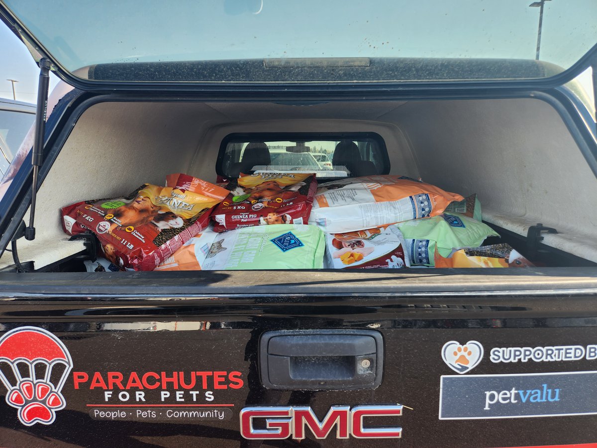 ParachutesP's tweet photo. A massive THANK YOU to @Pause4C for always answering the call when we need help.
They have been supporters since our very first event in 2019.
Thank you so much for donating to our pet food bank!
#makingadifference #hugethankyou #peoplepetscommunity #yyc #community https://t.co/fwgDGxfA7F