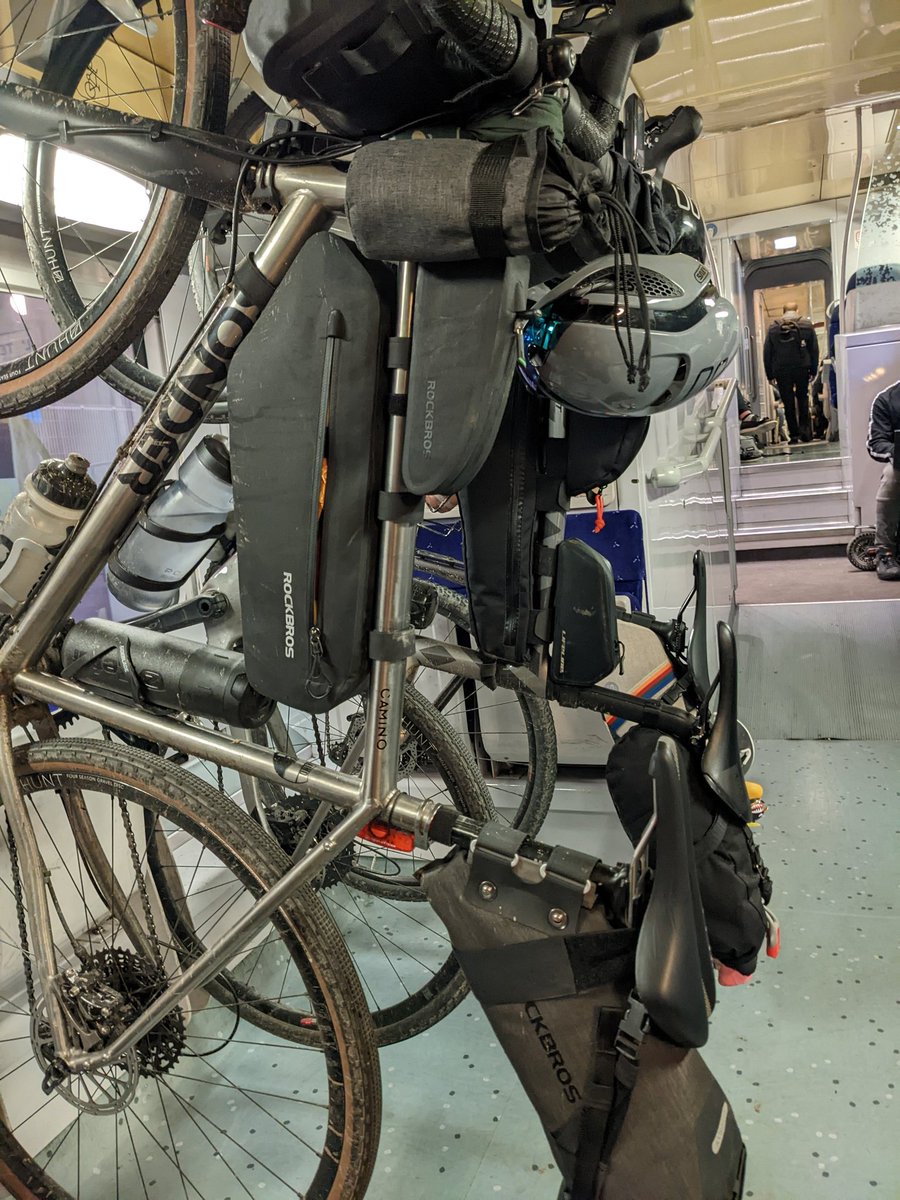 eversonc's tweet image. Spot the difference, French rail vs UK rail...really?? @Se_Railway ...are bike racks that difficult..