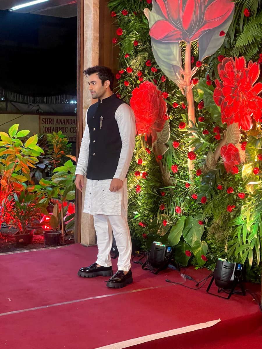 UrbanAsian's tweet photo. The #yaariyan2 star @pearlvpuri looks super handsome in this traditional attire at #RameshTaurani 's Diwali bash❤️😍

#diwali2022 #pearlvpuri 
#Bollywood #Handsomehunk #southasian #urbanasian https://t.co/IRjT1CB52H
