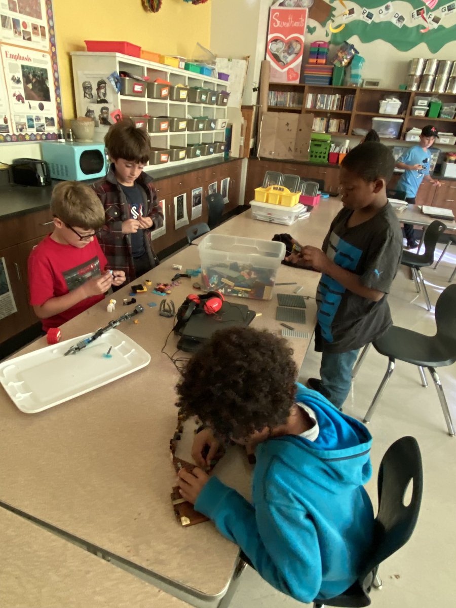 SusanPaige14's tweet photo. @JCWestElem @JCSchools_  4th graders enjoying their art party center day! https://t.co/y35ZUo0Zrn